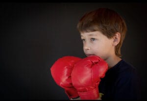 junge mit roten Boxhandschuen